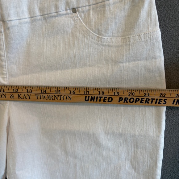 Ruby Rd. White Stretch Bermuda Shorts Size 18 - Picture 3 of 11